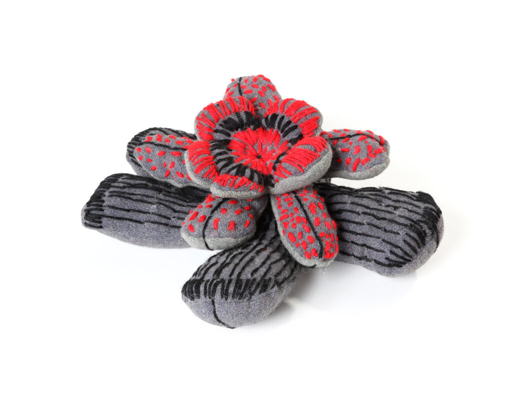 Double flower brooch and flower base - Sculpture - Rhonda Sharpe